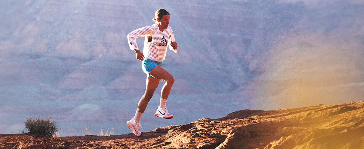 Runner runnign up technical red rock trail wearing nike Zagama Trail Shoe.