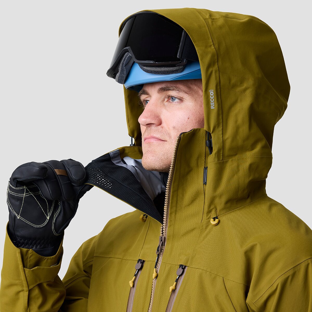 Person wearing Cottonwoods ski jacket showing tricot lined collar with vents.