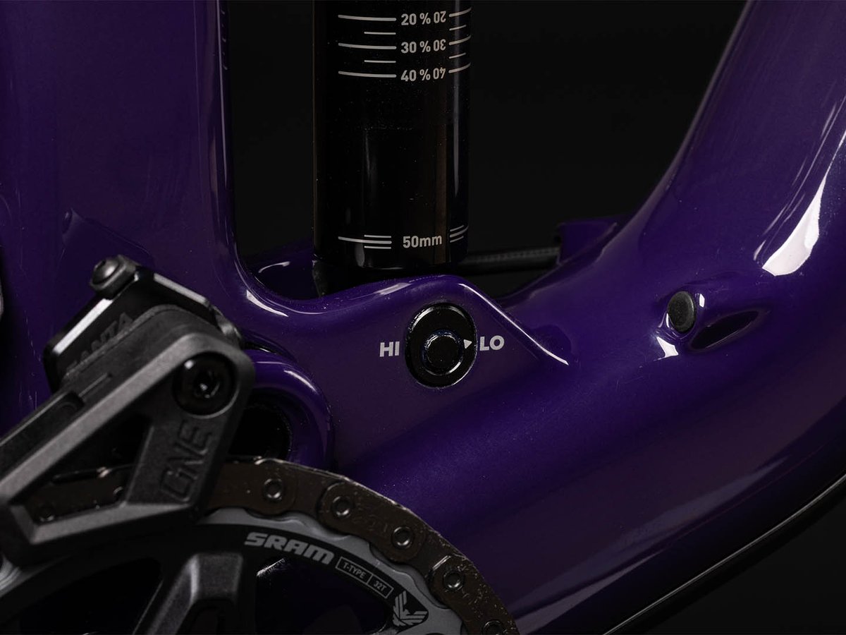 The Tallboy's Hi/Lo geometry flip chip at the bottom bracket, allowing riders to toggle between a higher or slacker ride position to suit trail conditions.